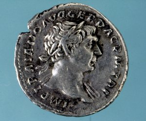 ロマネスク時代の皇帝トラヤヌス（53〜117）の肖像をあしらった銀貨。ミラノのメダグリエのコレクション。 作： Roman