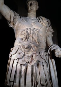 ローマ皇帝トラヤヌス(Marcus Ulpius Traianus or Traiano)(西暦53-117)の立像、戦艦の像。皇帝ドミティアヌス（ドミツィアーノまたはドミティアヌス）（51-96年）を表す鎧の詳細。紀元後108年頃。日 2m パリ、ルーヴル美術館