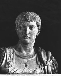 若き日のネロ（紀元後37～68年）の彫像 54年頃（大理石）（モノクロ写真）（詳細 作： Roman