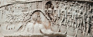 ネプチューンの保護を受けてアンコーナを航行するローマ軍団 トラヤヌス帝（53-117）の時代に建設されたローマのトラヤヌスの円柱（トラジャーネの円柱）（コロンナ・トライアナ）の詳細。トラヤヌスの列柱は、皇帝の勝利した戦いを記念しています。 作： Roman