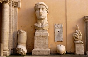 カピトリーニ美術館（Capitolini）の保守派の宮殿（Palazzo dei conservatori）の中庭：紀元313年から324年のコンスタンティヌスの巨像の断片（大理石製 作： Roman