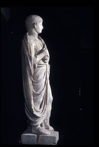 若いネロのトガテ像、c.50AD（大理石）