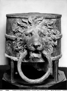 ネミ湖でのローマ時代の船の発掘で見つかった係留柱の上部分 作： Roman