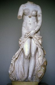 イタリア、シチリア島、シラクサ博物館所蔵のヴィーナス・ラウドリナまたはアナディオメネの彫刻。 作： Roman