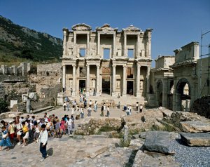 117年に建設されたケルススの図書館の様子。フリーズの詳細