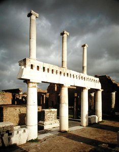 フォーラムの柱廊の眺め 作： Roman
