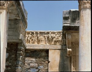 ハドリアヌスの神殿の眺め 作： Roman