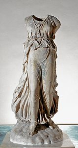 白い大理石でできたナイキの像 作： Roman
