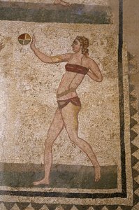 ボール遊びをする女性。体操をする若いローマ人。腎臓の周りにはふんどし、胸にはストロピウム（ブラジャーのアンセトラ）をつけている。腎臓の周りにパンを巻いている。アルメリン広場にあるヴィラ・デル・カサーレの3〜4世紀のローマ時代のモザイク 作： Roman