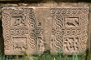 彫刻が施された装飾が施された建築片、高帝国時代（紀元前27年〜395年）（詳細267012を参照） 作： Roman Imperial Period