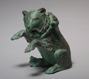 ダンシングベアの形のオイルアンプル、200年代 作： Roman Imperial Period