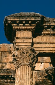 バッカスの神殿、エンタブラチュアの詳細、大帝国時代紀元前BC-395 AD写真 作： Roman Imperial Period