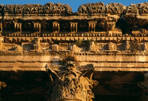 バッカスの神殿、エンタブラチュアの詳細、大帝国時代紀元前BC-395 AD写真 作： Roman Imperial Period