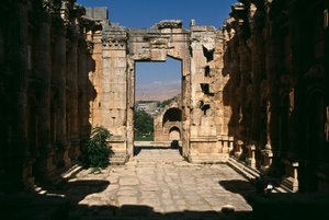 バッカス神殿、詳細、内部からの眺め、帝国時代（紀元前27年〜395年） 作： Roman Imperial Period