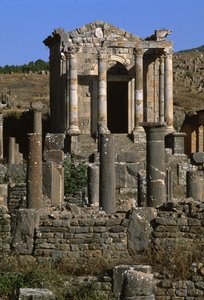 帝国時代のセプティマ家の寺院の眺め（紀元前27年〜紀元前395年）（267063と267064も参照） 作： Roman Imperial Period