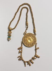 メダリオンとペンダントの襟、200-300 作： Roman Period Egyptian