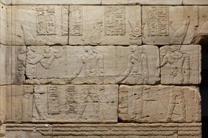デンドゥル神殿の浮き彫り、紀元前10年頃（風成砂岩） 作： Roman Period Egyptian