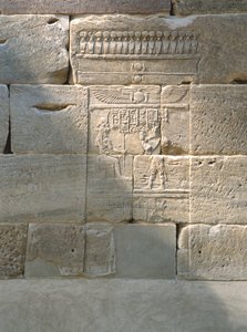 紀元前10年頃のデンドゥール神殿のレリーフ（エオリアン・サンドストーン 作： Roman Period Egyptian