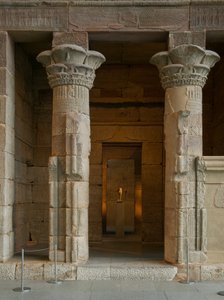 デンドゥル神殿、紀元前10年頃（風成砂岩） 作： Roman Period Egyptian