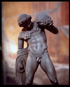 酒器を持ったサテュロス。カーザ・デイ・チェルヴィ邸の彫刻、前5世紀～前1世紀 作： Roman Roman