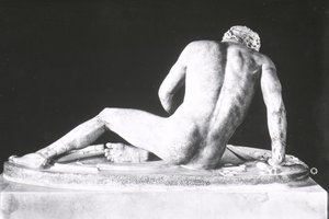 瀕死のガリア、エピゴノスによる紀元前230～220年頃のギリシャの原型のコピー（大理石）（モノクロ写真）（背面図 作： Roman Roman