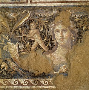 ディオニュソスの生涯の場面を描いたジッポリ（ナザレ）のローマ時代のヴィラの床、ガリラヤのモナリザと呼ばれる女性の顔の細部（モザイク）、紀元後3～4世紀 作： Roman Roman