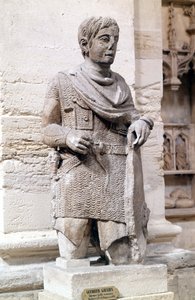 ローマ帝国時代のガリア人戦士（ローマ風の服を着ている）、ラピデール美術館、アヴィニョン 作： Roman Roman