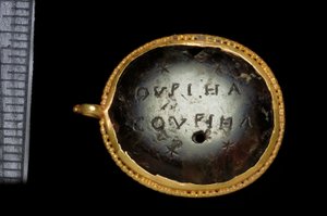 魔法のペンダント、西暦3〜4世紀（金とヘリオトロープ） 作： Roman Roman