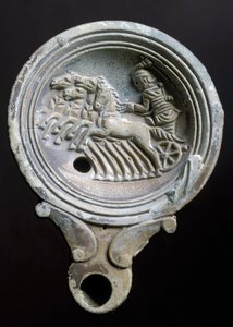 4頭の馬（テラコッタ）が付いたレーシングキャリッジを描いた石油ランプ 作： Roman Roman