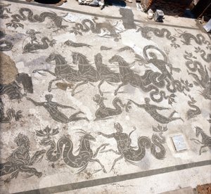 オスティア（Ostia）古代：ネプチューンの浴場のモザイク。 作： Roman Roman