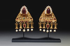 イヤリングのペア、西暦2〜3世紀（金、真珠、ガーネット、ガラス） 作： Roman Roman