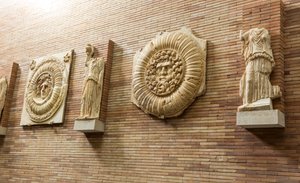 本堂の壁に飾られたプレート 作： Roman Roman