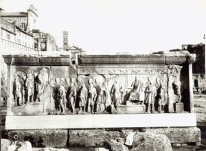 Institutio Alimentaria（大理石）が描かれたトラヤヌスのプルテウス（モノクロ写真）。 作： Roman Roman