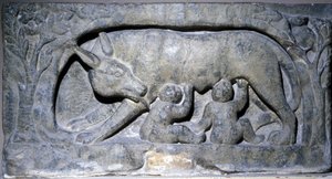 ルペルカル（ローマの洞窟の名前）の石灰岩のレリーフ：ロムルスとレムスを連れたオオカミ、アベンシュ博物館。 作： Roman Roman