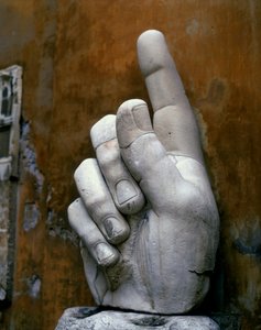 コンスタンティヌスの巨像」（大理石）より右手 作： Roman Roman