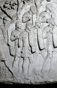 ローマの芸術「トラヤヌス帝（53-117）の時代に建設されたローマのトラヤヌスの円柱（トラジャネの円柱）（Colonna Traiana）の浮き彫りを再現した1862年の金型。トラヤヌスの円柱は戦勝を記念するものです。 作： Roman Roman