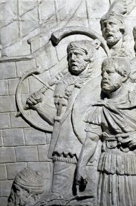 ローマの芸術「トラヤヌス帝（53-117）の時代に建設されたローマのトラヤヌスの円柱（トラジャネの円柱）（Colonna Traiana）の浅浮彫りを再現した1862年の金型。トラヤヌスの円柱は次のことを記念しています。 作： Roman Roman