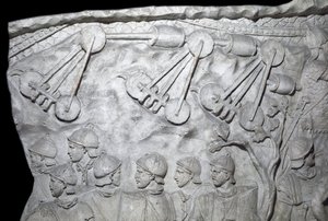 ローマの芸術「トラヤヌス帝（53-117）の時代に建設されたローマのトラヤヌスの円柱（トラジャネの円柱）（Colonna Traiana）の浮き彫りを再現した1862年の金型。トラヤヌスの円柱は、第一次世界大戦の勝利を記念しています。 作： Roman Roman