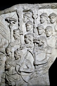 ローマ美術「トラヤヌス帝（53-117）の時代に建設されたローマのトラヤヌスの円柱（トラジャネの円柱）（コロンナ・トライアナ）の浮き彫りを再現した1862年の型。トラヤヌスの円柱は、第二次世界大戦を記念するものです。 作： Roman Roman