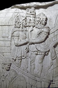 ローマの美術「トラヤヌス帝（53-117）の時代に建設されたローマのトラヤヌスの円柱（トラジャネの円柱）（コロンナ・トライアナ）の浅浮彫りを再現した1862年の金型。トラヤヌスの柱は以下を記念しています。 作： Roman Roman