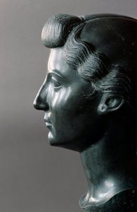 ローマ美術：ローマ皇帝アウグストゥス（オクタヴィアン、Octavianまたはラテン語でGaius Julius Caesar Octavianus）（紀元前61年～紀元後14年）の妻、リヴィア（紀元前55年～紀元後29年）の胸像（Livia Drusilla Augusta）。紀元前31年。玄武岩の彫刻。薄さ0,32m.パリ、ルーヴル美術館 作： Roman Roman