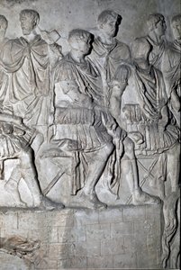 ローマの芸術。「トラヤヌス帝の時代（53-117年）に建設されたローマのトラヤヌスの柱（トラジャネの柱）（コロンナ・トライアナ）の浅浮彫りを再現した1862年の金型。トラヤヌスの柱 作： Roman Roman