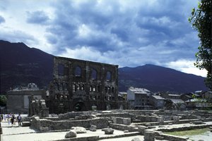 アオスタのローマ劇場。 作： Roman Roman