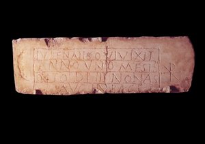 ローマの古代遺跡：ジュベナリスと名付けられたロクルス・プラーク、死んだ子供の墓碑銘。ローマのカタコンベから。パリ、ルーブル美術館 作： Roman Roman