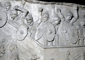 ローマの美術「トラヤヌス帝（53-117）の時代に建設されたローマのトラヤヌスの円柱（トラジャネの円柱）（コロンナ・トライアナ）の浮き彫りを再現した1862年の型。トラヤヌスの円柱は、古代ローマ帝国の勝利を記念するものです。 作： Roman Roman