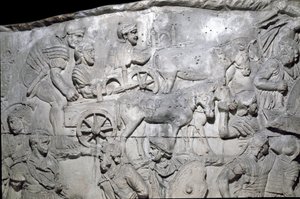 ローマの芸術。「進行中のローマ軍」 トラヤヌス帝（53-117）の時代に建設されたローマのトラヤヌスの円柱（トラジャネの円柱）（コロンナ・トライアナ）の浅浮彫りを再現した1862年の金型。トラヤヌスの円柱は、トラヤヌス帝の時代（53-117年）に建設されたもので、勝利した戦争を記念しています。 作： Roman Roman