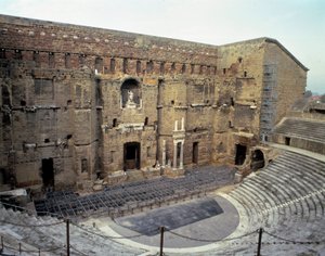 ローマ美術：オランジュ市（ヴォークリューズ）のローマ劇場の様子。 作： Roman Roman