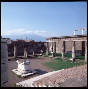 ローマ美術：ポンペイ遺跡のアポロン神殿の景観（紀元前4世紀～紀元前2世紀）イタリア（Roman art: view of the temple of Apollo, Pompeii, 4th century BC-2nd century, Italy 作： Roman Roman