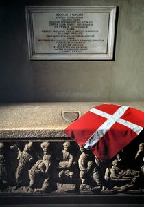 ローマ時代の石棺がニッコロ・ステノーネ（ニールス・ステンセンまたはステエンセン）（1638-1686）解剖学者・地質学者の墓として使用される（ローマ時代の石棺がステンセン（ニコライ・ステンノ）の墓として使用される）。フィレンツェ、サン・ロレンツォ教会（セント・ローレンス教会）イタリア 作： Roman Roman