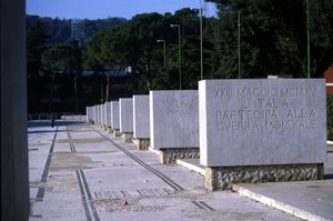 ローマ、フォロ・イタリコ。栄光の路地。それぞれの石には、勝利を思い起こさせる碑文が刻まれている。 作： Roman Roman